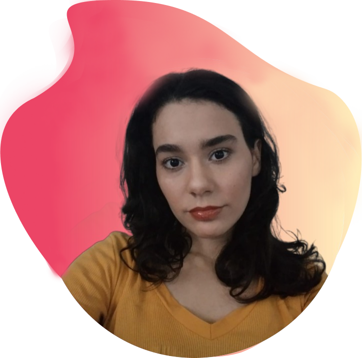 foto de carla, mulher branca de cabelos pretos, olhos pretos e com uma camisa amarela.